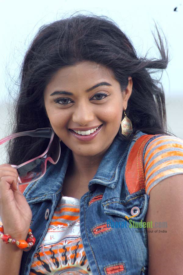 Priyamani - Malaikottai - Malaikottai Movie - HD Wallpaper 