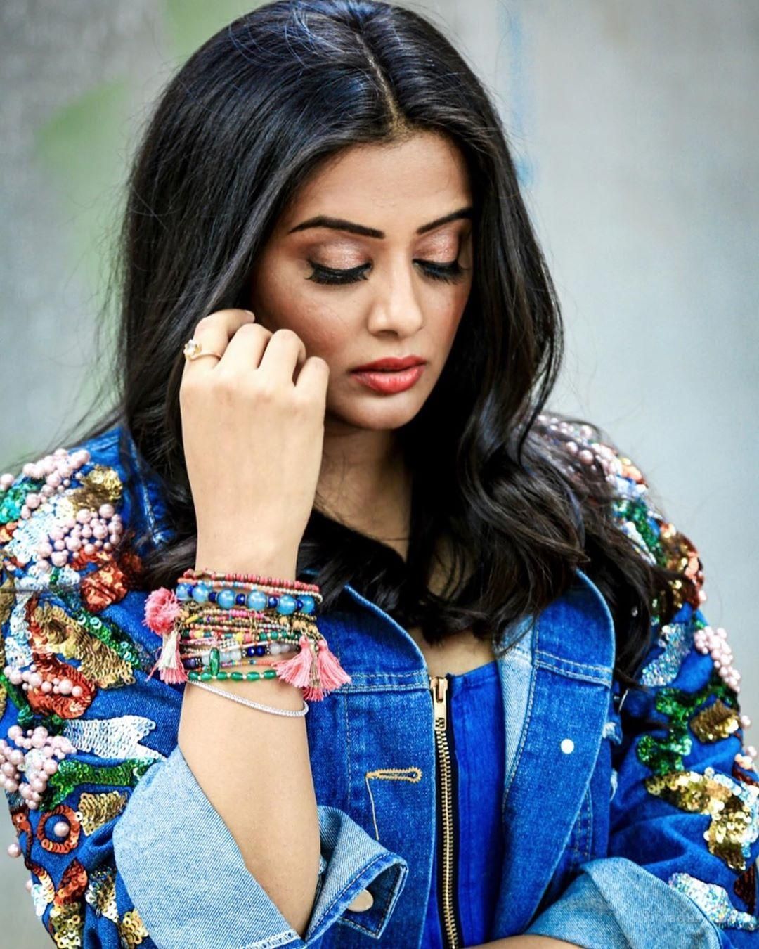 Priyamani Latest Hot Beautiful Hd Photoshoot Stills - HD Wallpaper 