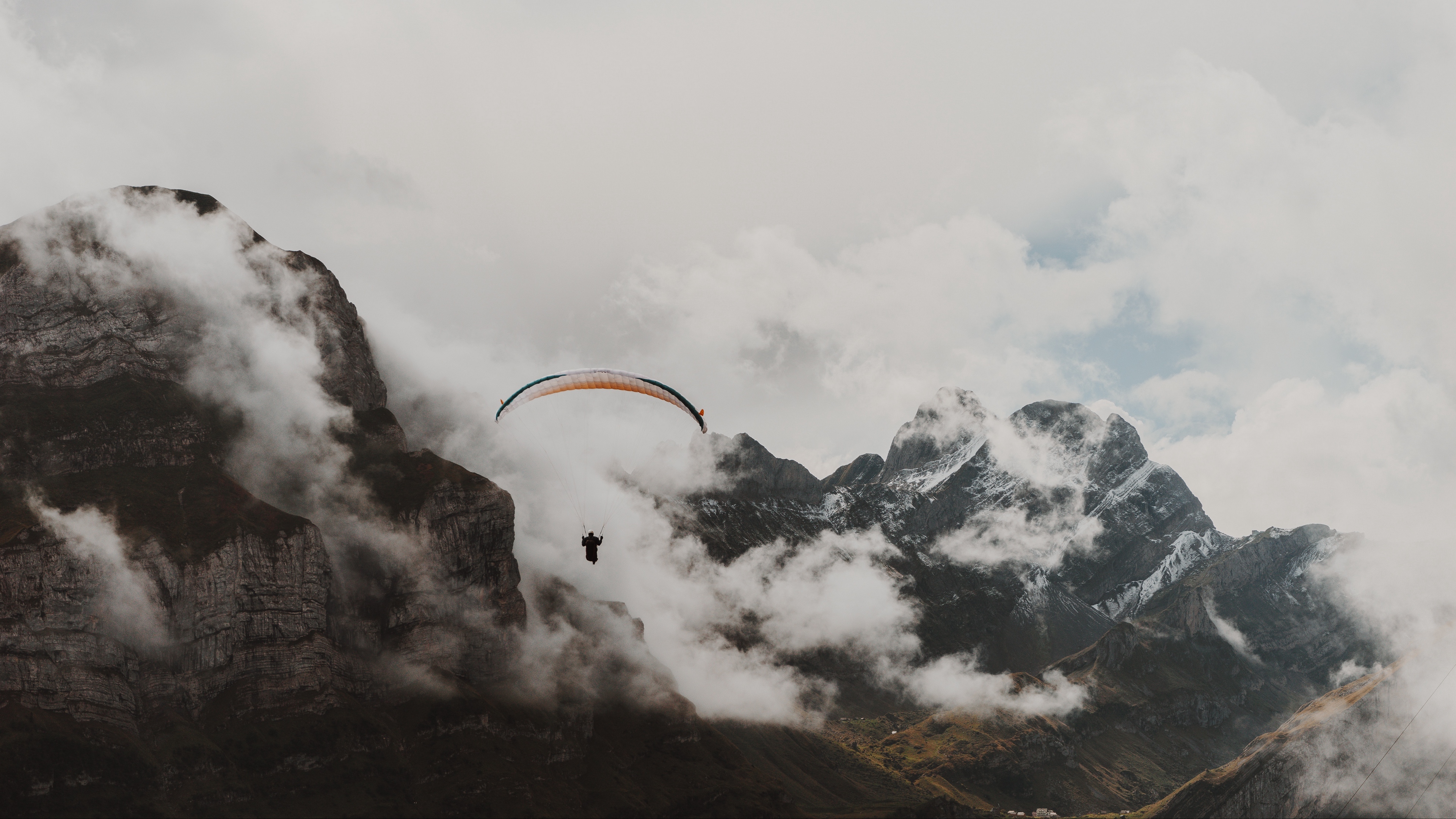 Wallpaper Paraglider, Parachute, Flying - Paragliding Hd Wallpaper Mountains - HD Wallpaper 
