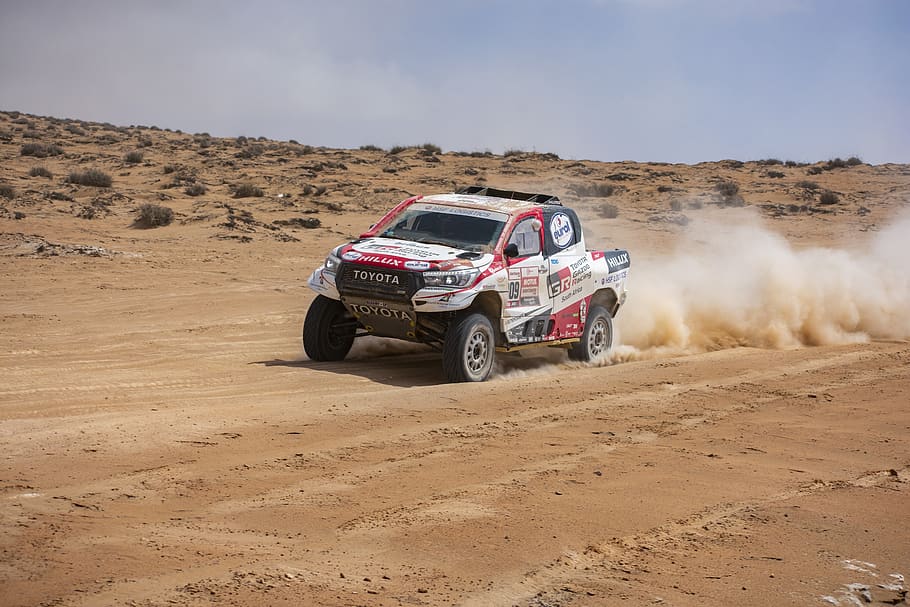 Dakar, Competition, Cars, Hilux, Toyota, Race, Desert, - Parigi Dakar 2020 - HD Wallpaper 