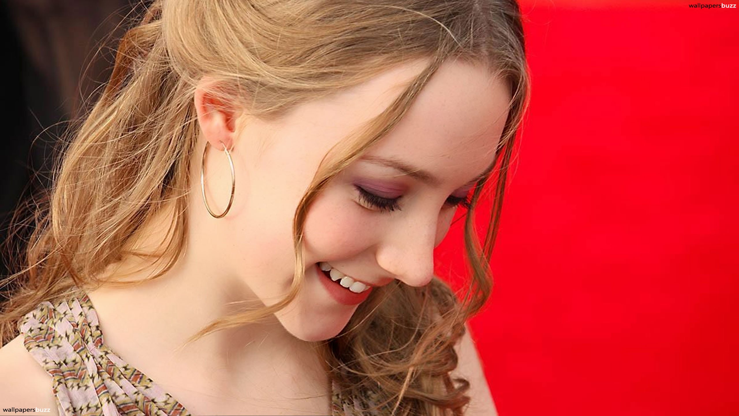 Saoirse Ronan Looking Down - HD Wallpaper 