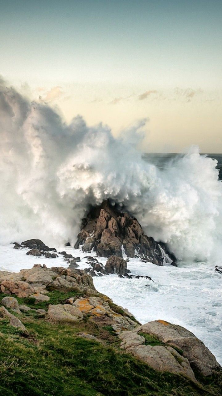 Wave Crashing Over Rock - HD Wallpaper 