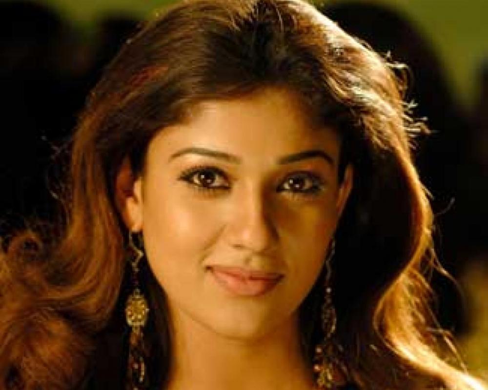 Nayanthara Sexy Face Expression 1000x800 Wallpaper