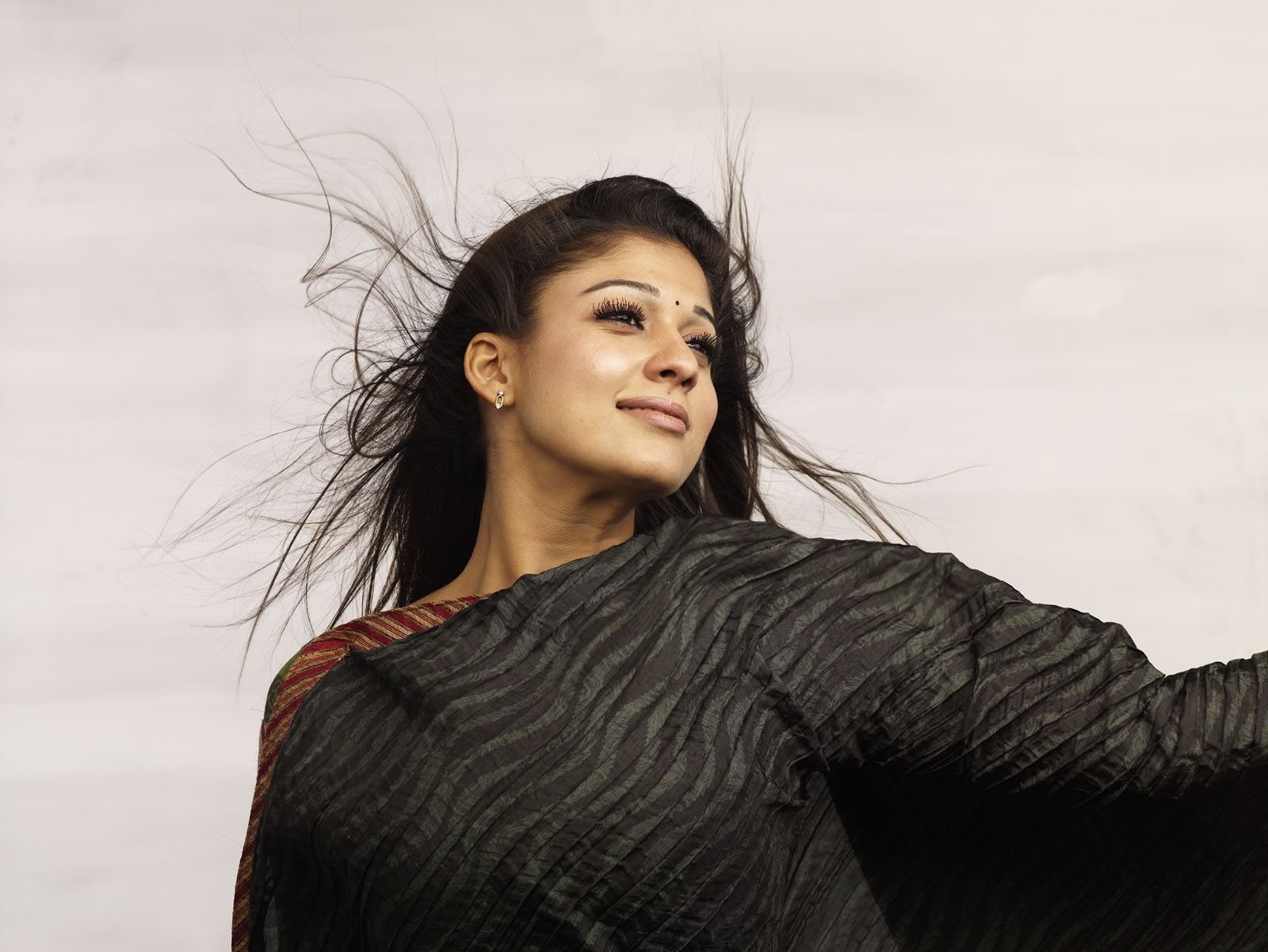 Nayanthara Black Saree - HD Wallpaper 