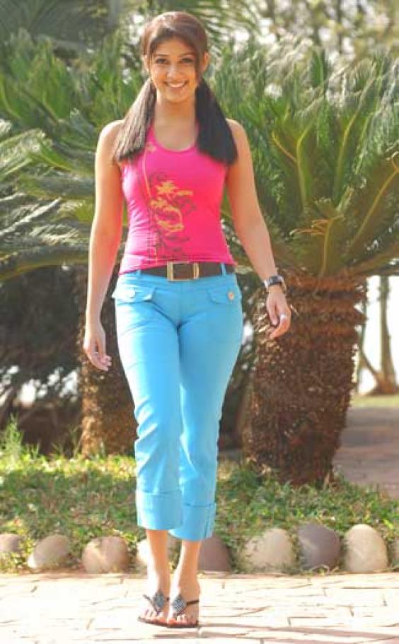 Nayanthara Hot Jeans - HD Wallpaper 