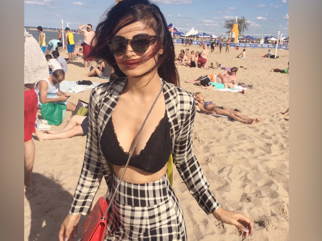 Mouni Roy Hot Bikini - HD Wallpaper 