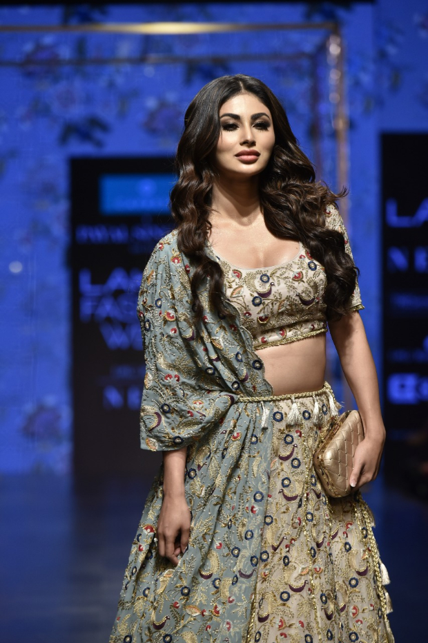 Mouni Roy For Payal Singhal At Lfw Summer Resort 2019 - Mouni Roy Latest 2019 - HD Wallpaper 