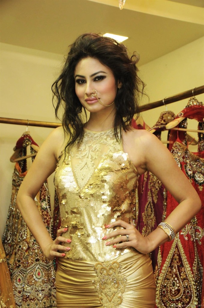 Travelfuntu - Com - Mouni Roy Wearing Nose Ring - HD Wallpaper 