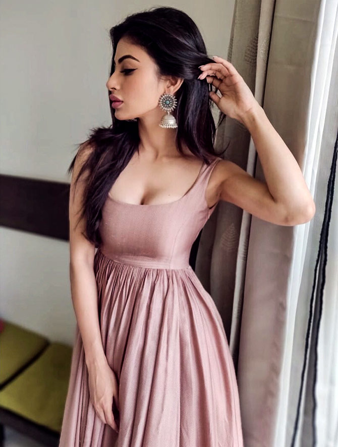 Mouni Roy, Mouni Roy Pics, Mouni Roy Instagram, Mouni - Mouni Roy Sexy - HD Wallpaper 