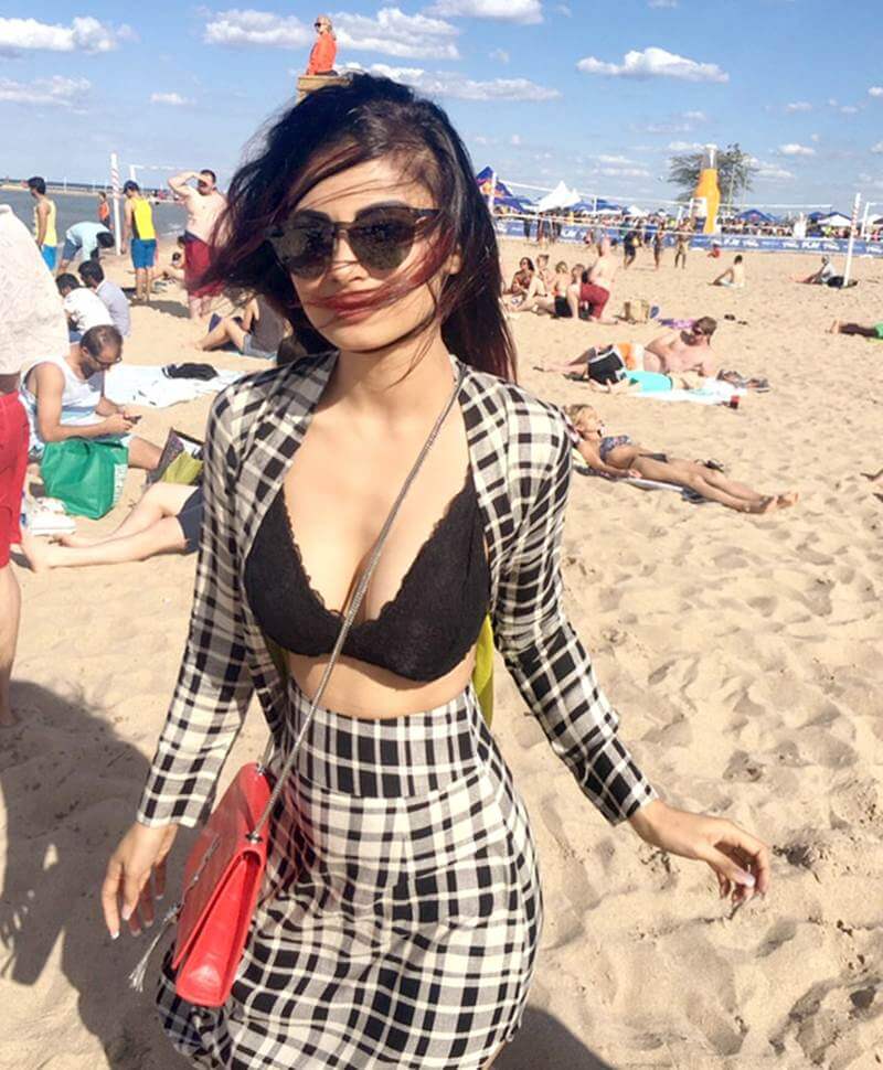 Mouni Roy Hot Bikini - HD Wallpaper 