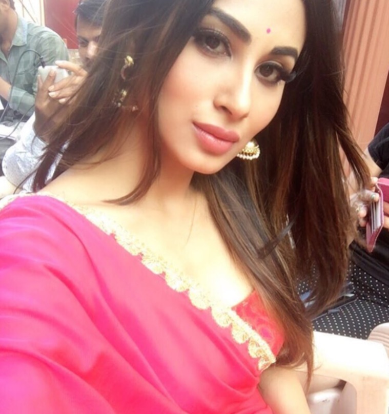 Mouni Roy, Mouni Roy Hot Pics, Mouni Roy Pictures, - Mouni Roy Full Hd - HD Wallpaper 