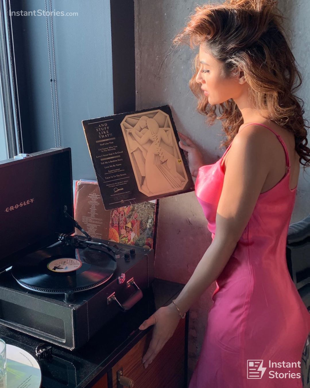 Mouni Roy Latest Hot Images - Mouni Roy Latest Hot - HD Wallpaper 