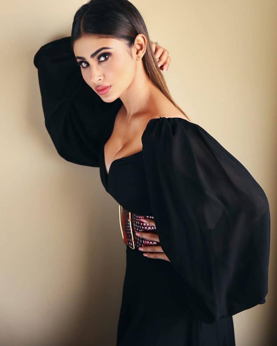 Mouni Roy - HD Wallpaper 