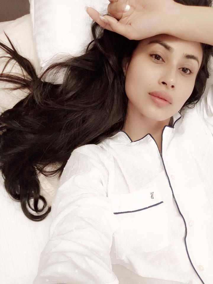 Mouni Roy Without Eye Makeup - HD Wallpaper 