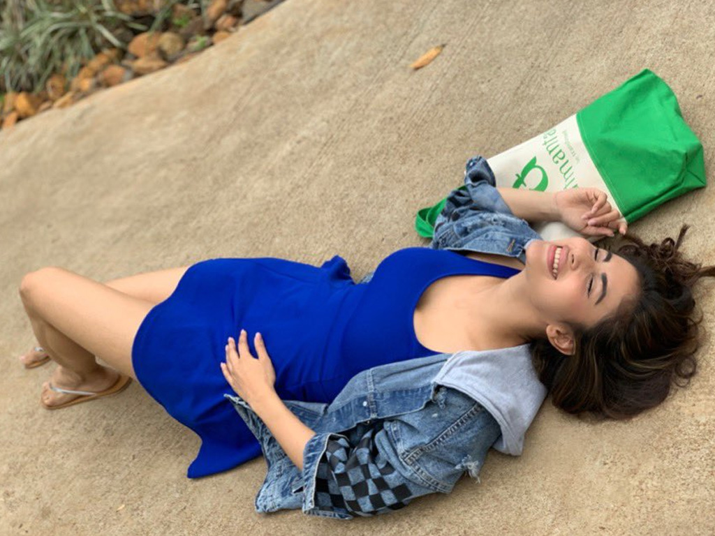 Mouni Roy Sleeping - HD Wallpaper 