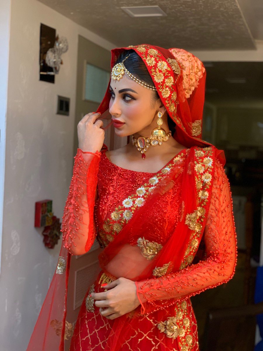 Mouni Roy Hot Bood - HD Wallpaper 
