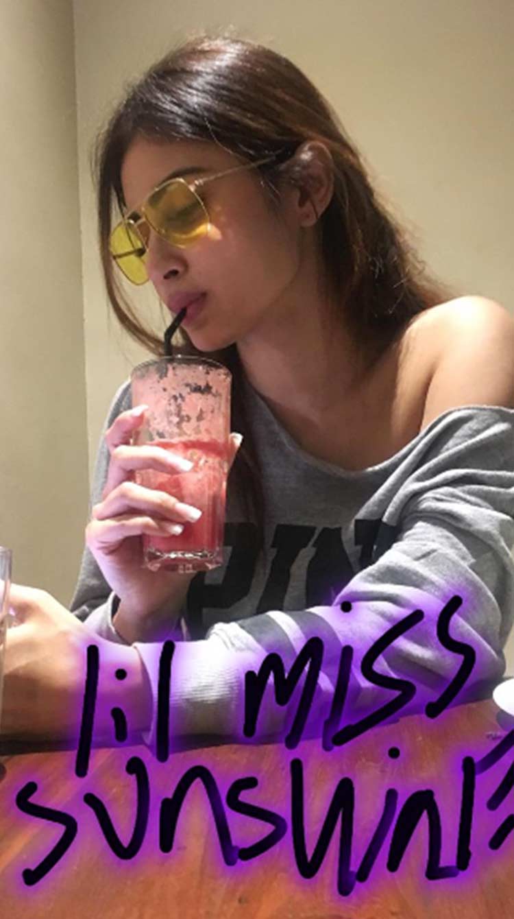 Mohit Raina Shared A Cute Candid Pic Of Mouni Roy - Beautiful Cute Mouni Roy - HD Wallpaper 