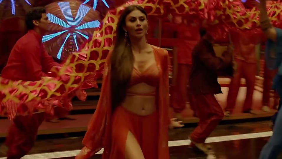 Mouni Roy Hot Made In China - HD Wallpaper 