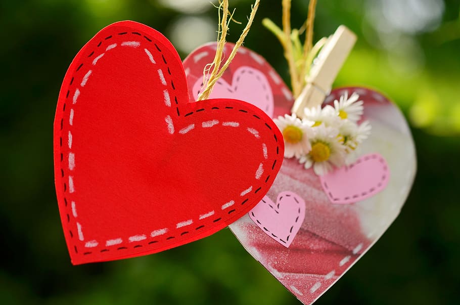 Red Heart With Floral Decor Hanging Near Trees, Love, - اجمل الصور قلب الحب - HD Wallpaper 