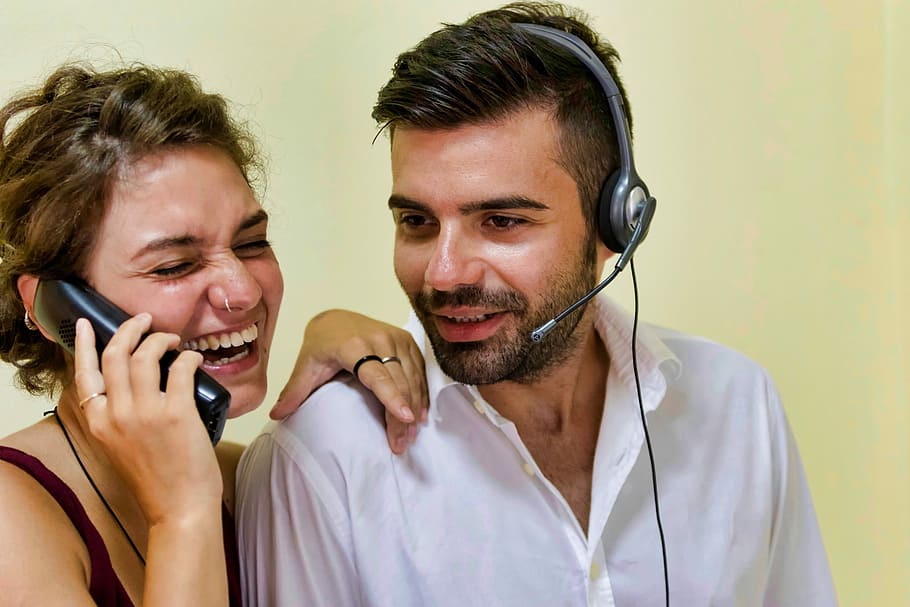 Man And Woman Smiling Near Wall, Call Center, Network, - Słuchawki Do Call Center - HD Wallpaper 
