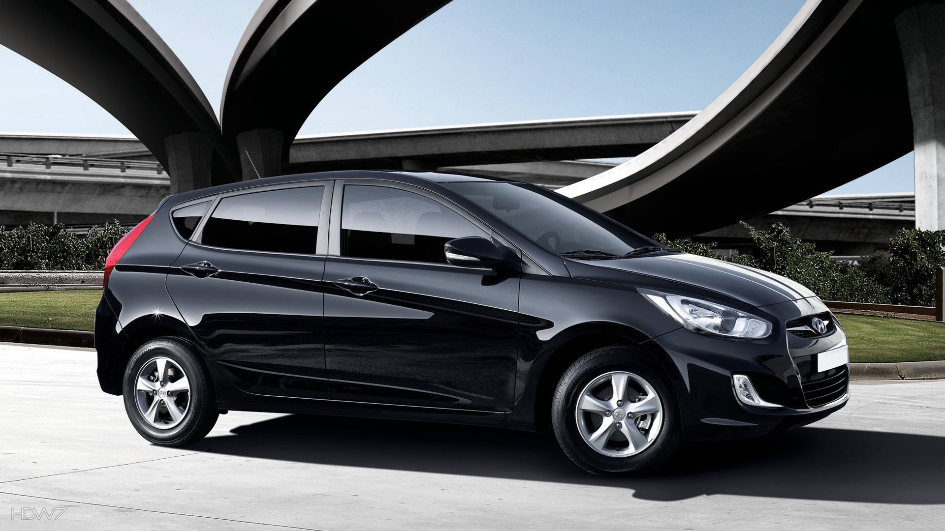 Hyundai Solaris Hatchback 2011 Car Hd Wallpaper - Hyundai Hatchback Cars 2018 - HD Wallpaper 