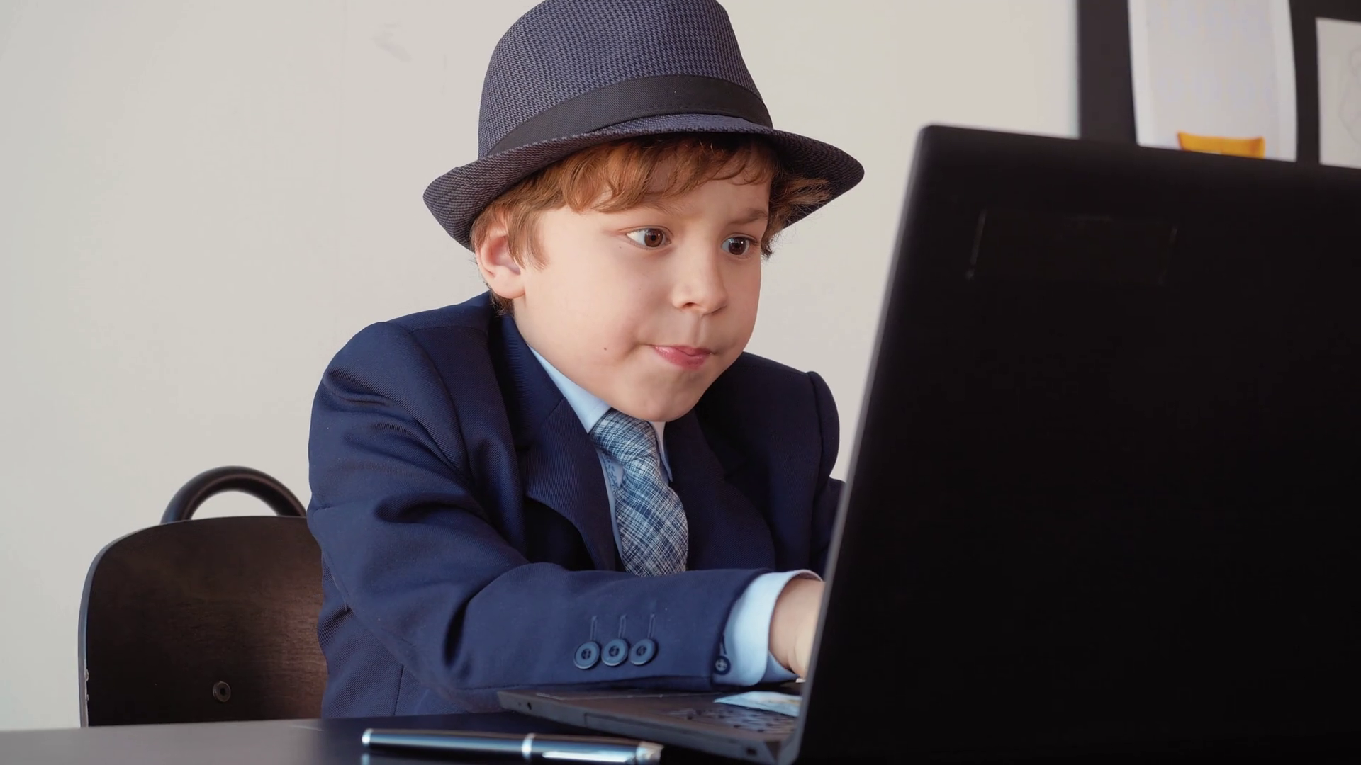 Sitting - HD Wallpaper 