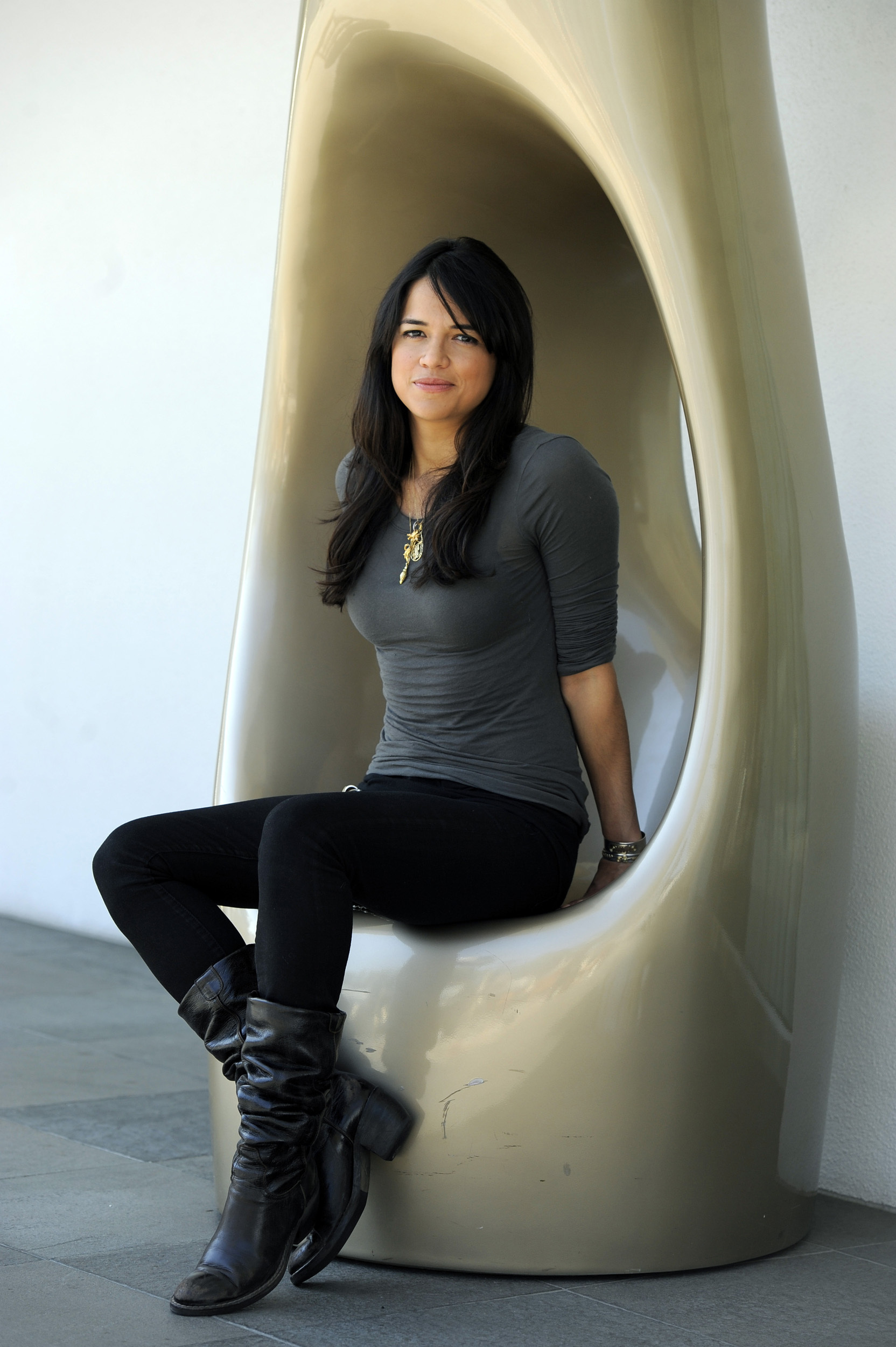 Michelle @ Machete Press Junket [hq] - Michelle Rodriguez Hollywood Movin - HD Wallpaper 