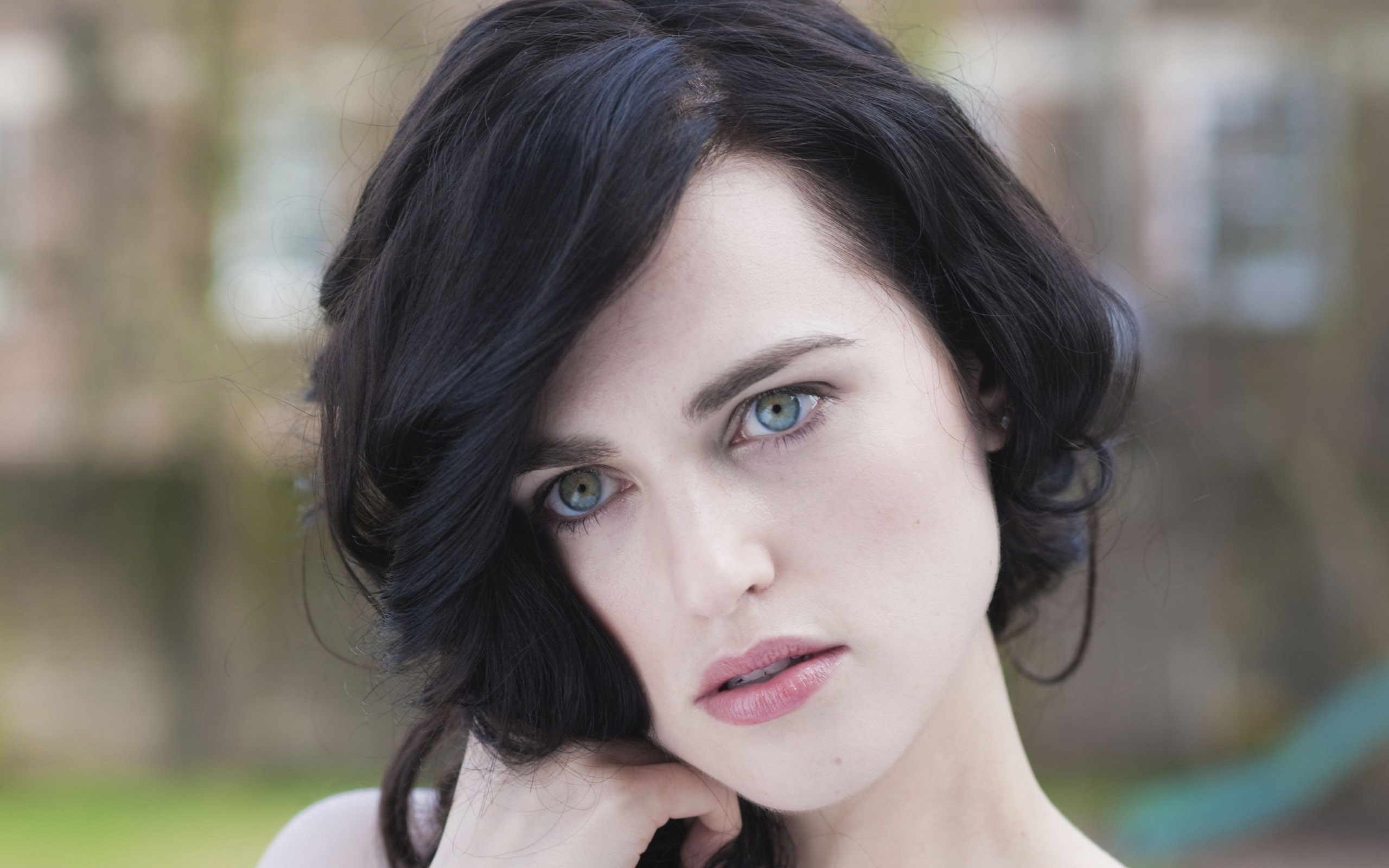 Черные Волосы И Голубые Глаза - HD Wallpaper 