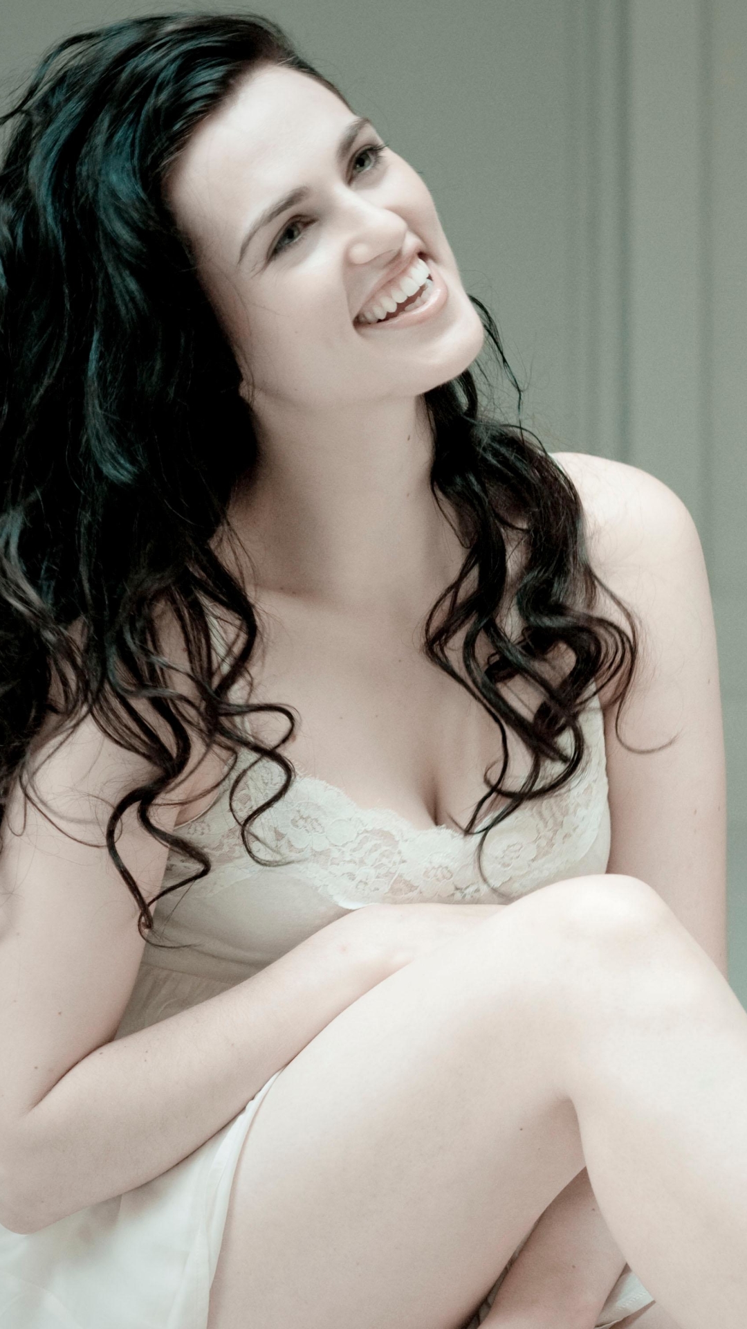 Curly Black Hair Fair Skin - HD Wallpaper 