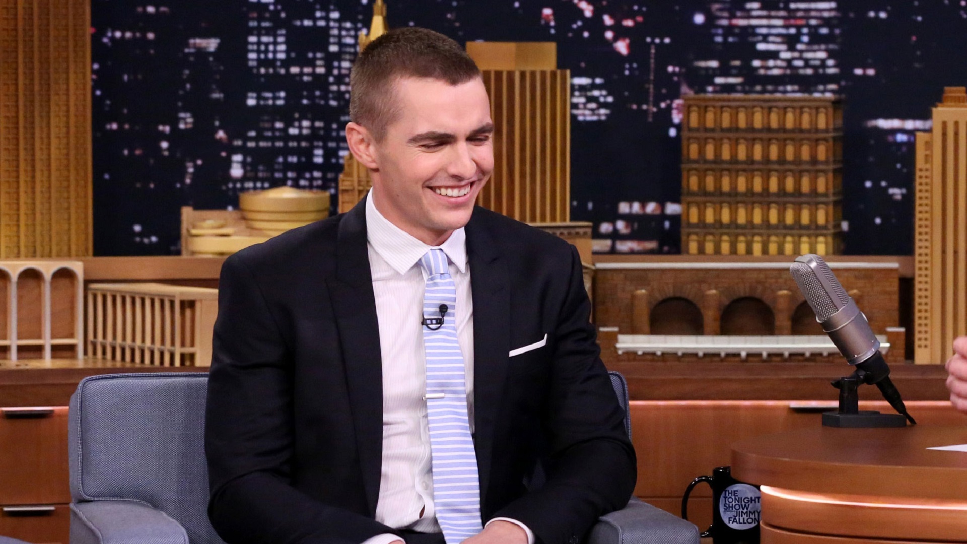 Dave Franco Wallpaper - Westlife Uptown Girl Model - HD Wallpaper 