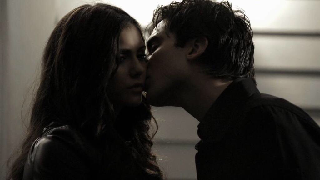 Damon And Elena Kiss - HD Wallpaper 