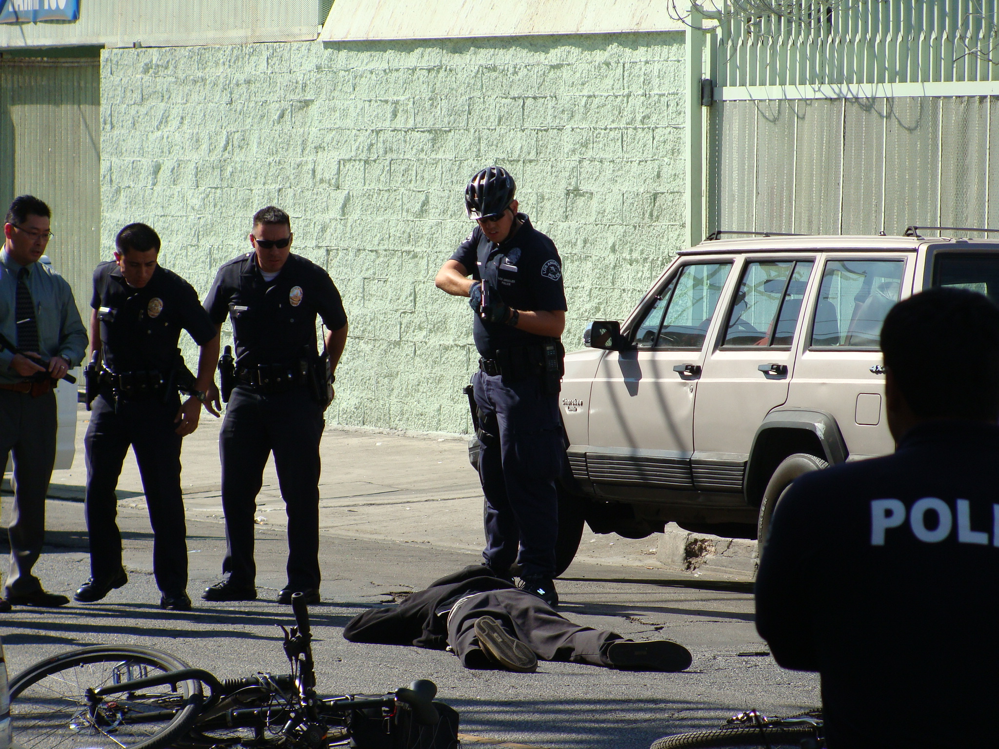 Lapd Points Gun At Wounded Resident [courtesy Charles - Police At Shootings - HD Wallpaper 