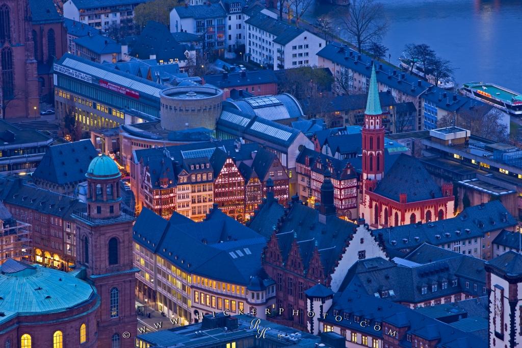 Photo Aerial View Roemerberg Frankfurt Germany Dusk - Frankfurt Am Main - HD Wallpaper 