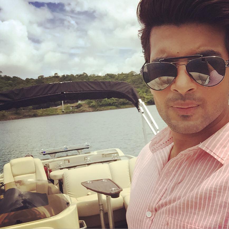 Karan Kundra Selfie - HD Wallpaper 