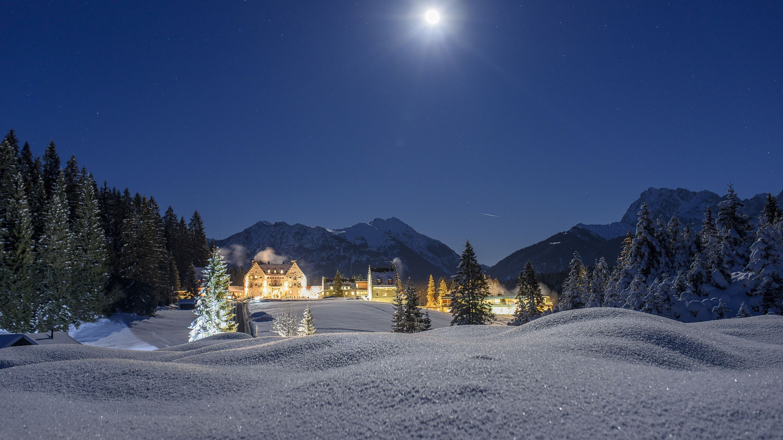 Das Kranzbach Unterm Winterlichen Sternenhimmel - Kranzbach Hotel - HD Wallpaper 