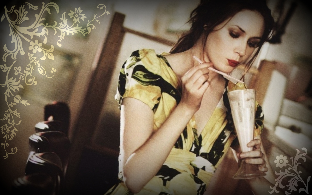 Floral Marie Claire Wallpaper - Karen Gillan Photoshoot Marie Claire - HD Wallpaper 