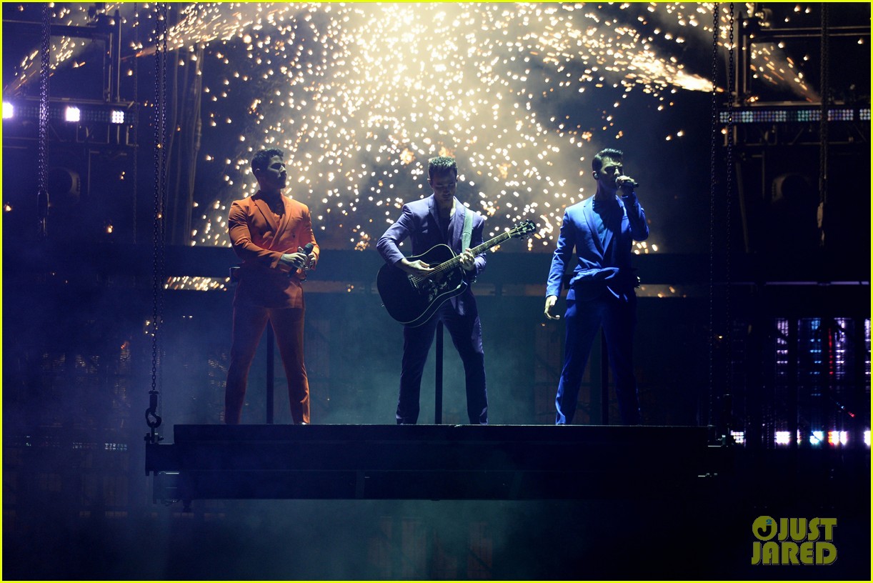 Jonas Brothers Happiness Begins Tour August 2019 - Jonas Brothers Concert Miami - HD Wallpaper 