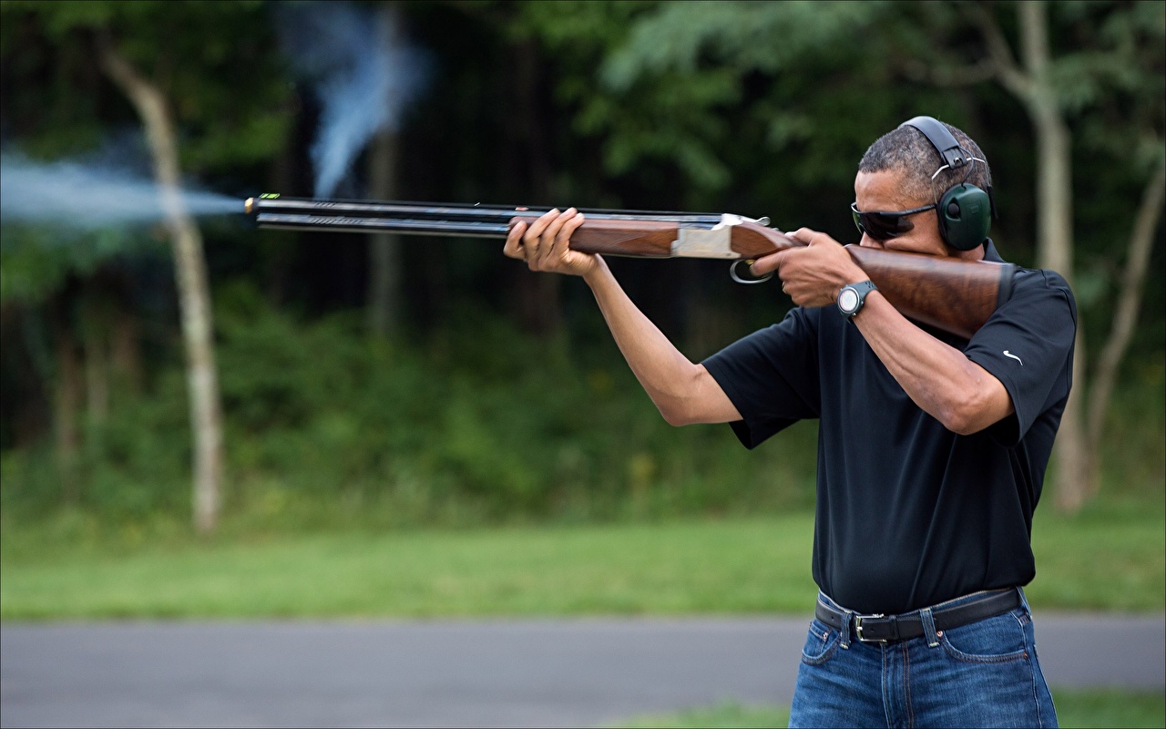 Obama Shooting Gun - HD Wallpaper 