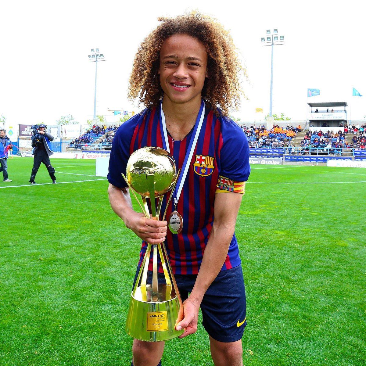 Xavi Simons - HD Wallpaper 