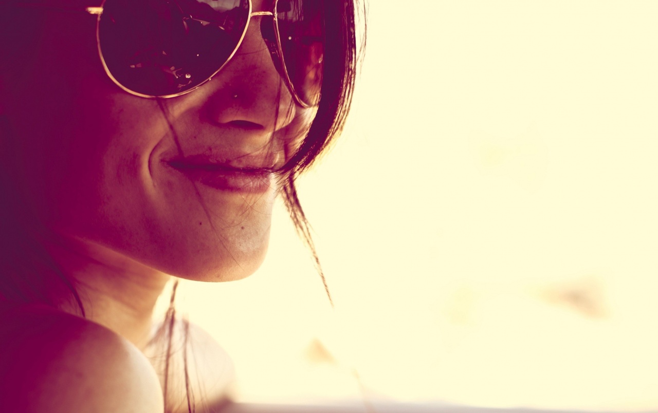 Girl With Sunglasses Smiling Wallpapers - Youtube Cover Photo For Girls - HD Wallpaper 