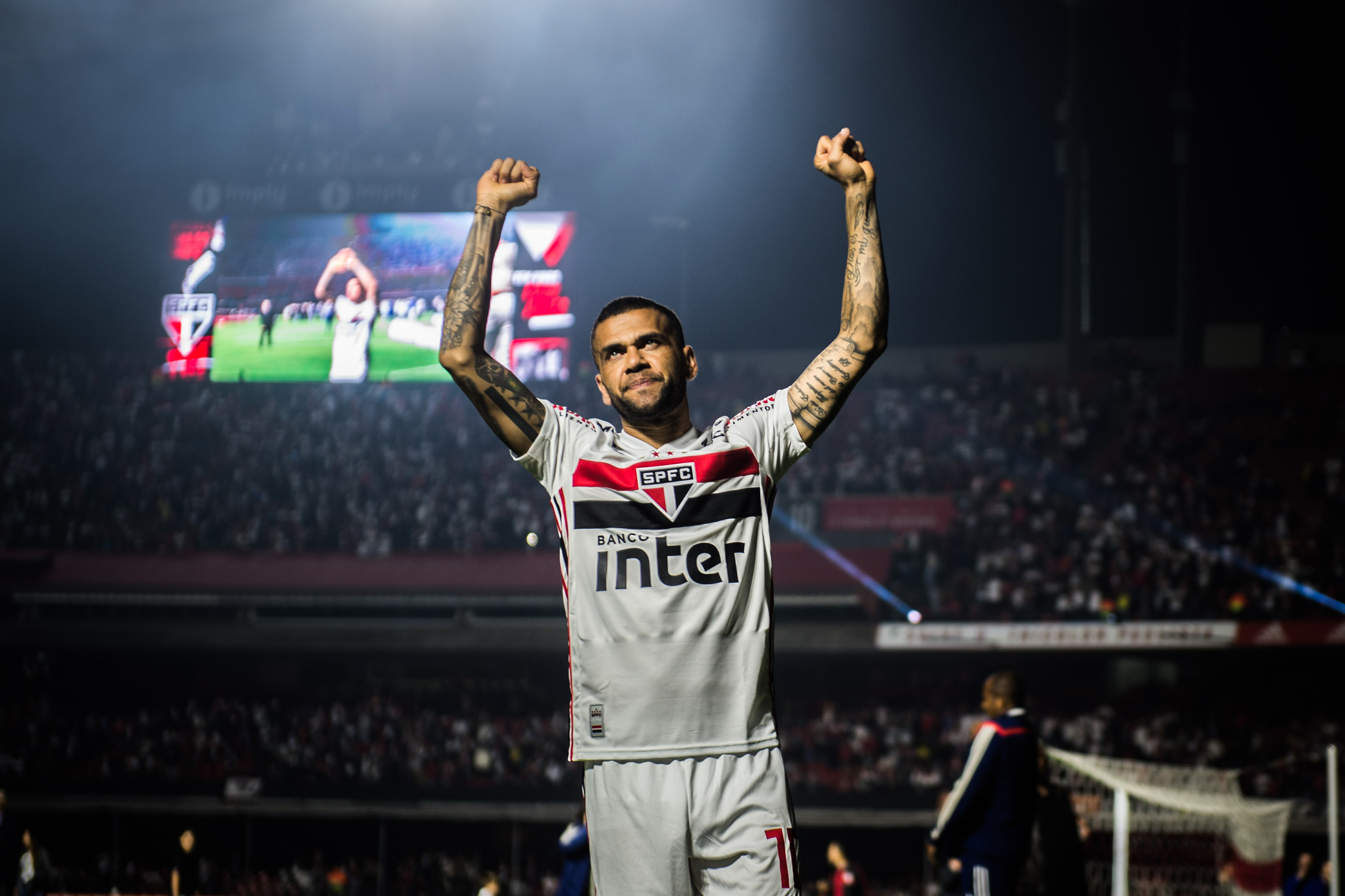 Daniel Alves Saudando A Torcida No Morumbi - Daniel Alves Sao Paulo - HD Wallpaper 