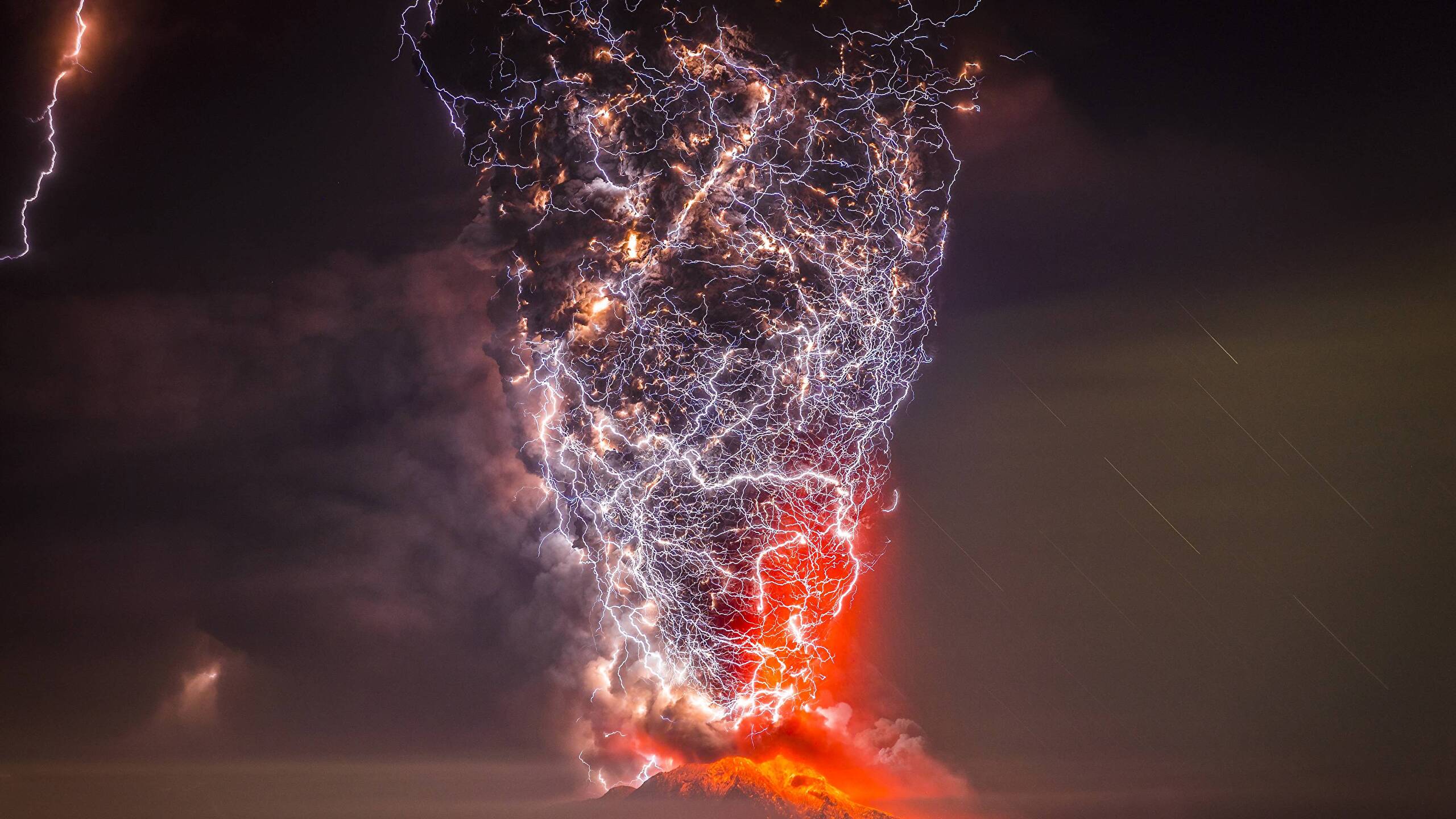 When A Thunderstorm Hit The Calbuco Volcano In Chile - Lightning Striking Erupting Volcano - HD Wallpaper 