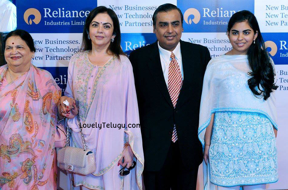 Isha Ambani And Mukesh - HD Wallpaper 