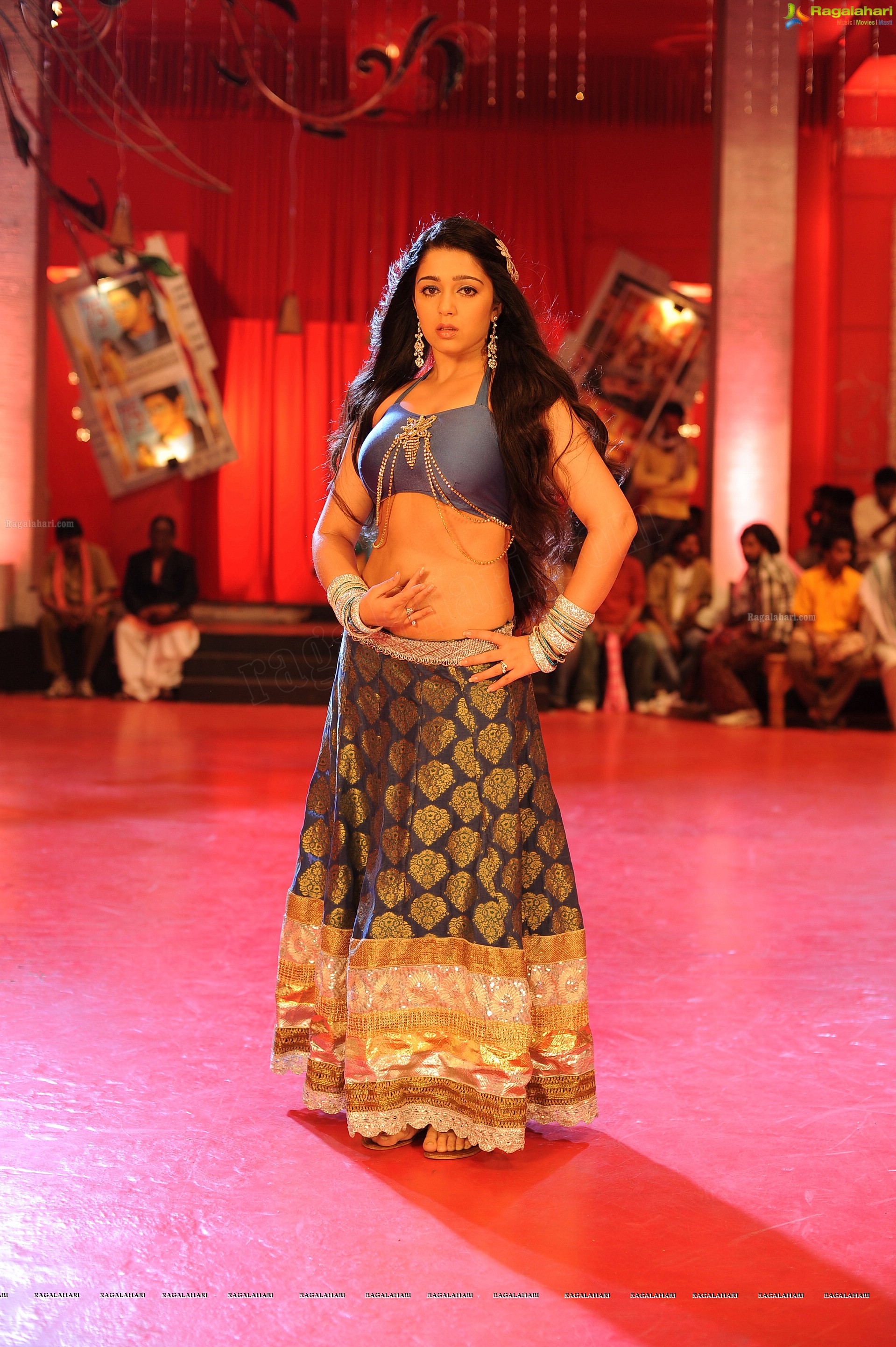 Charmi Item Songs - HD Wallpaper 