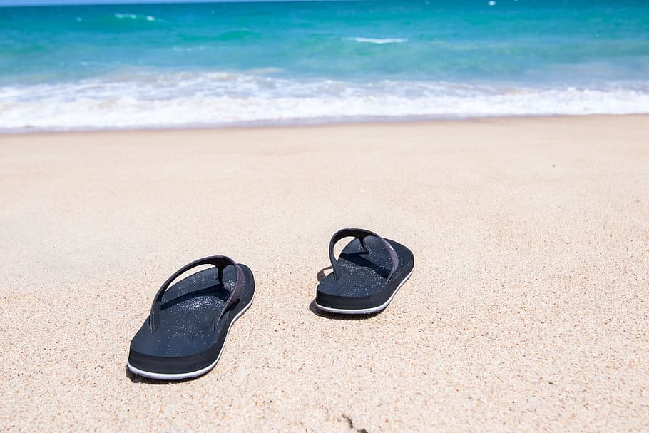 Pair Of Black Flip-flops On Brown Sand Along Seashore, - สถาน ที่ ท่องเที่ยว ภูเก็ต - HD Wallpaper 