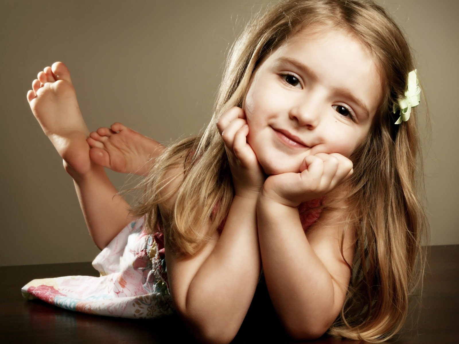 Cute Baby Pictures,cute Baby Wallpapers - Little Blonde Girl Feet - HD Wallpaper 