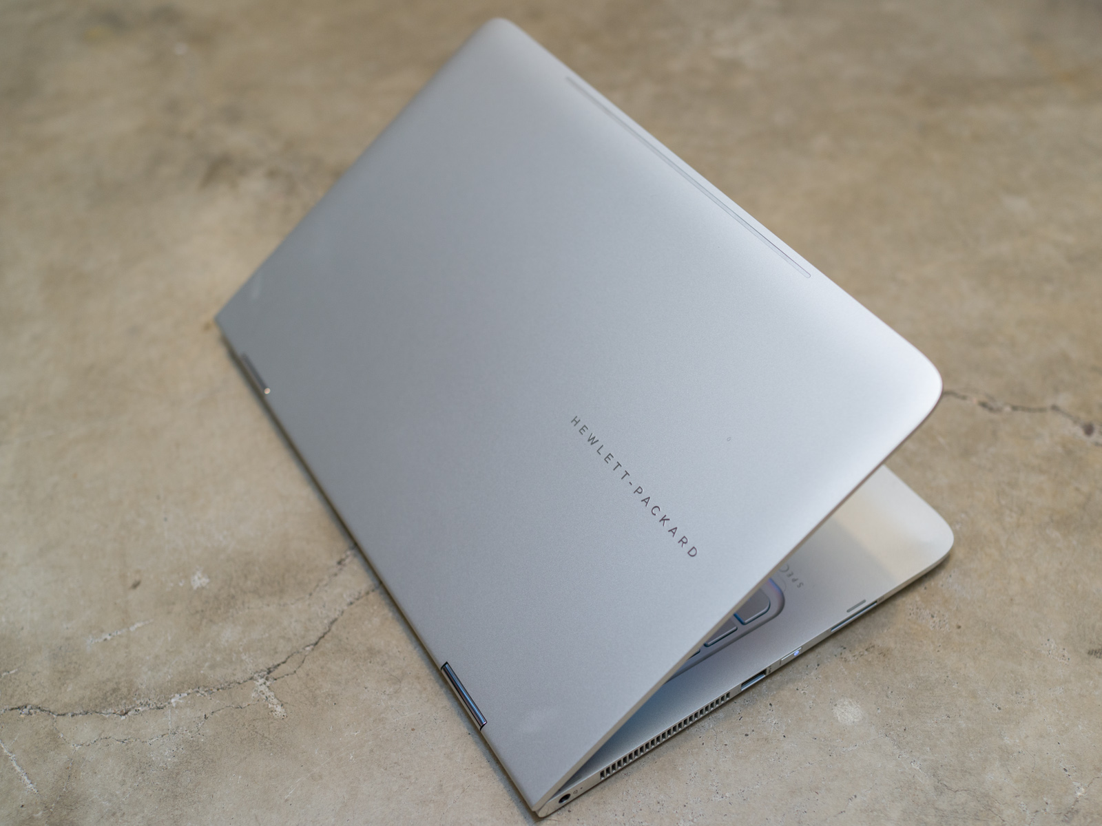 You May Not Notice The Antennae Strip On The Top Edge - Hewlett Packard Spectre X360 - HD Wallpaper 