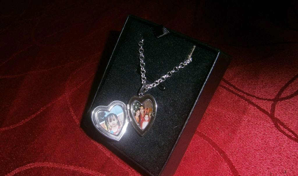 Locket - HD Wallpaper 