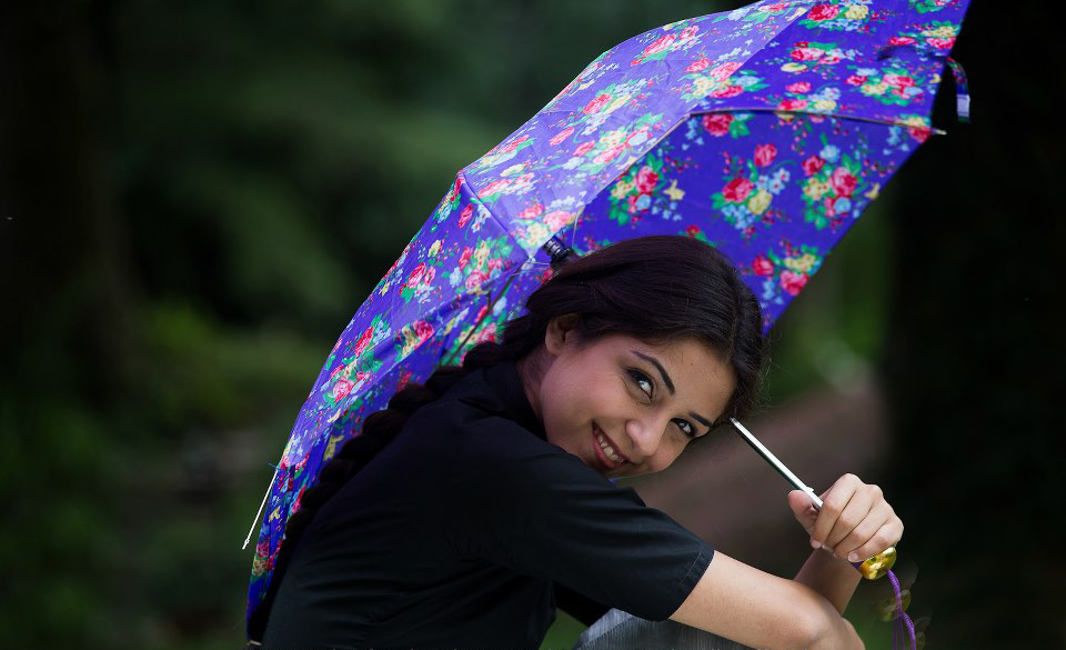 Actress In Rain With Umbrella - HD Wallpaper 