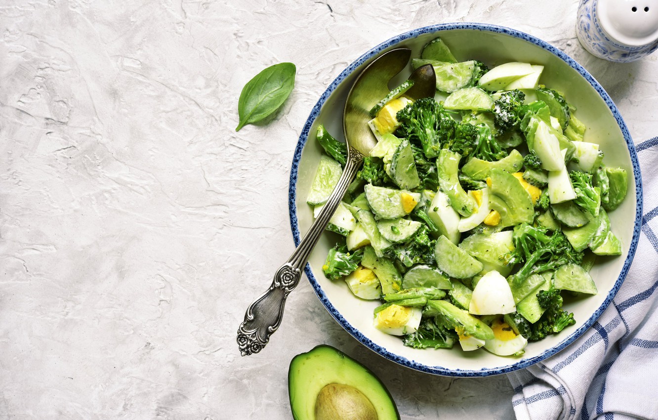 Photo Wallpaper Eggs, Plate, Spoon, Cucumbers, Salad, - Πρασινη Σαλατα Με Αβοκαντο - HD Wallpaper 